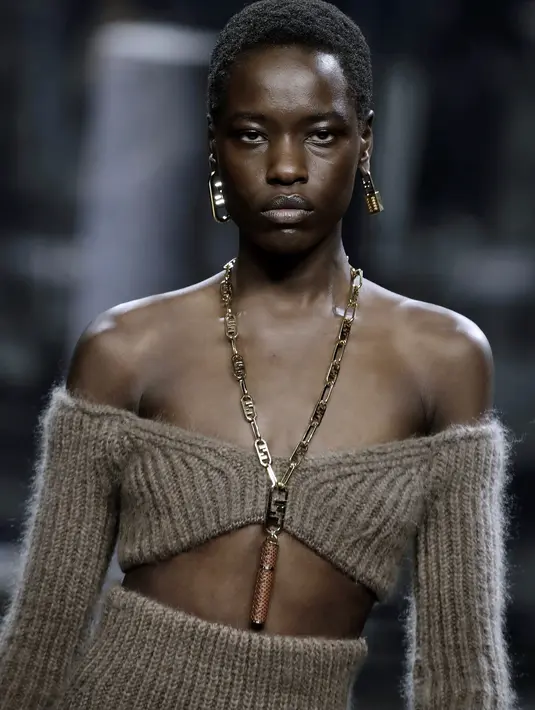 Anting, kalung, dan aksesori rambut logam bernuansa emas dihadirkan dalam berbagai ukuran, yaitu maxi, mini, mikro, dan model yang bisa dipakai bersamaan untuk membuat statement look yang jelas. Foto: Document/FENDI.