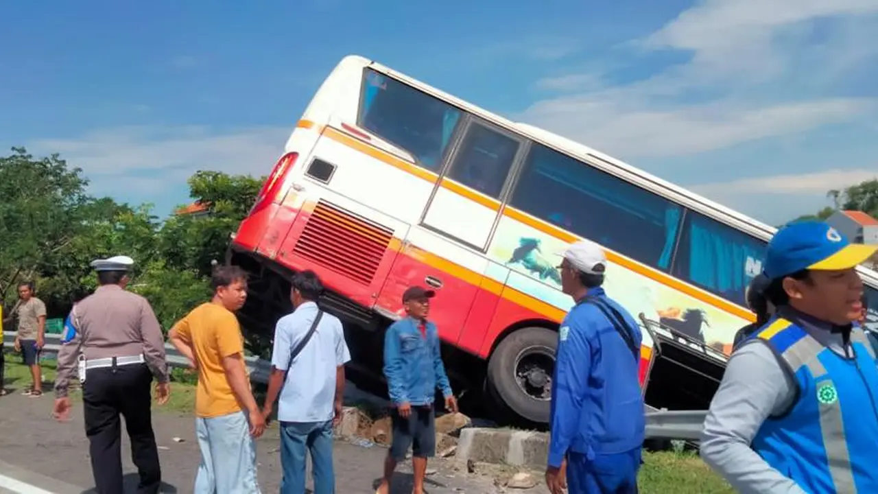 Bus Harapan Jaya Kecelakaan di tol Surabaya-Mojokerto. (Istimewa)