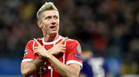 3. Robert Lewandowski - Striker mematikan milik Bayern Munchen ini tak hanya handal dalam membobol gawang lawan. Pria Polandia itu berhasil menuntaskan gelar sarjananya di jurusan Pendidikan Fisik di Sekolah Olahraga Warsawa. (AFP/John Thys)