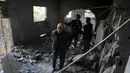 Hingga Kamis 15 Januari 2025, jumlah korban tewas mencapai 71.441 jiwa sejak awal konflik antara Israel dan Hamas pada 7 Oktober 2023. Tampak dalam foto, seorang pria Palestina berdiri memandang dari tempat yang dulunya merupakan tembok bangunan, setelah serangan militer Israel terhadap rumah keluarga al-Houli, di mana empat orang dilaporkan tewas, di sebelah barat Deir al-Balah, di Jalur Gaza tengah pada Jumat 16 Januari 2026. (BASHAR TALEB/AFP)
