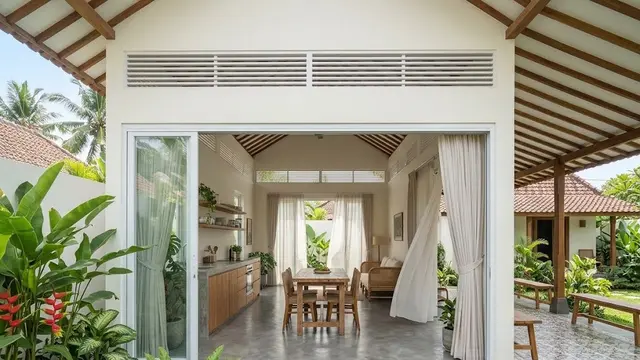 Rumah Kecil Open Plan dengan Teras Depan dan Taman Belakang