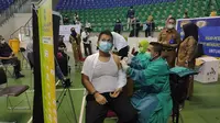 Seorang petugas pelayanan publik di Riau menerima vaksin Covid-19. (Liputan6.com/M Syukur)