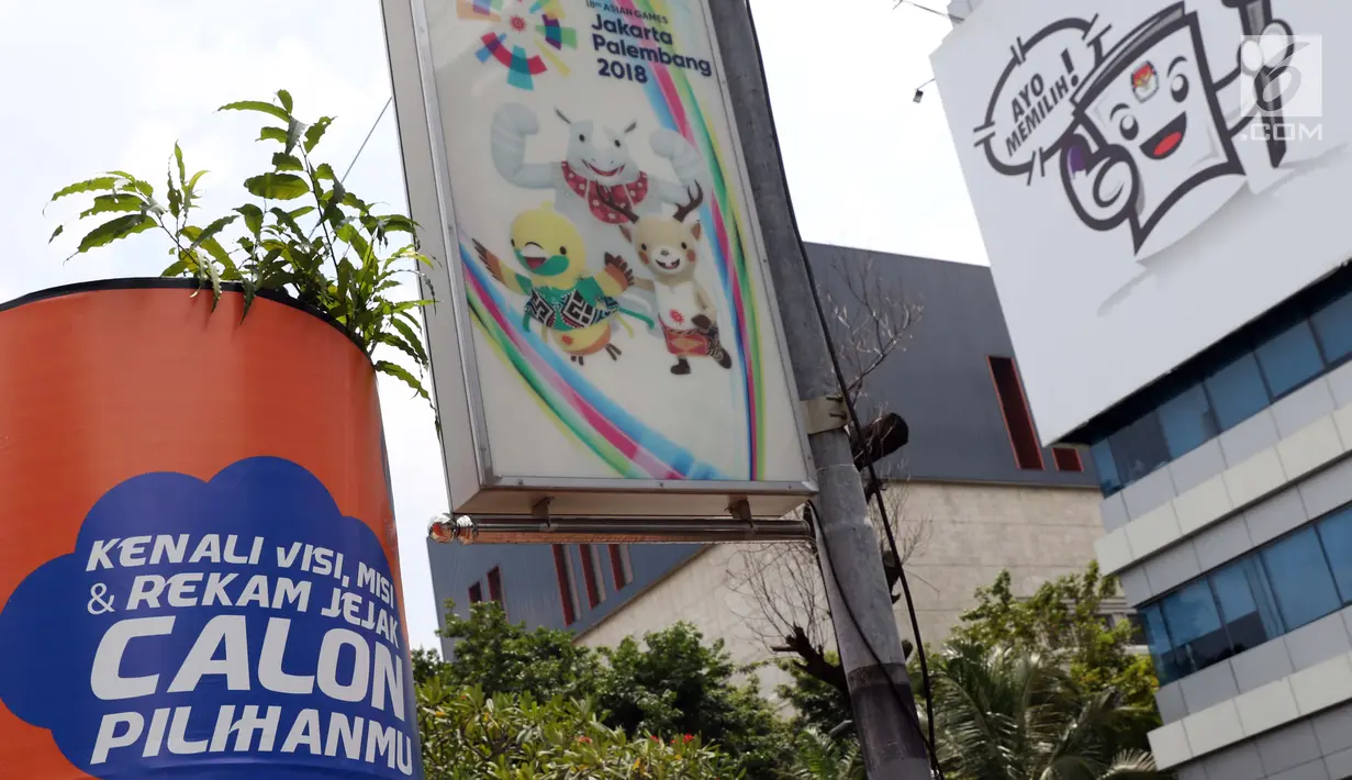 Sosialisasi pelaksanaan Pemilu Serentak 2019 menghiasi trotoar di depan kantor Kemenkominfo di Jalan Medan Merdeka Barat, Jakarta, Selasa (26/2). Pada Pemilu 2019, tingkat partisipasi pemilih ditarget sebesar 77,5 persen. (Liputan6.com/Helmi Fithriansyah)