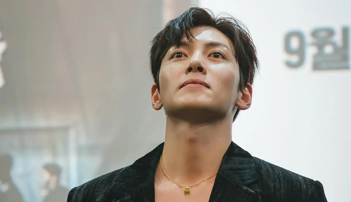 Ji Chang Wook tak pernah gagal memesona saat bermain film atau drama action. Salah satu penampilan yang memukau terlihat di foto ini, Ji Chang Wook mengenakan kaus putih ditumpuknya dengan jas hitam. [Foto: Instagram/jichangwook]