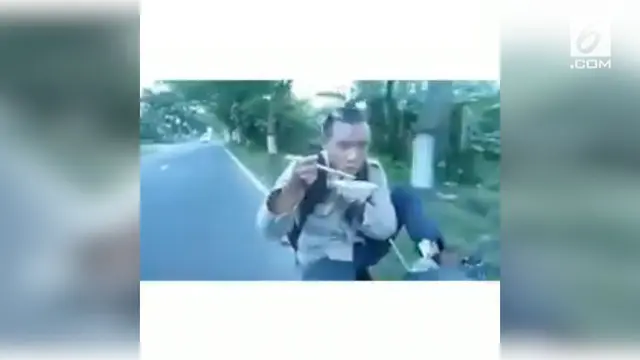 Seorang pria nekat kendarai motor sambil makan mie ayam. Ia melakukan aksinya hanya dengan satu kaki.