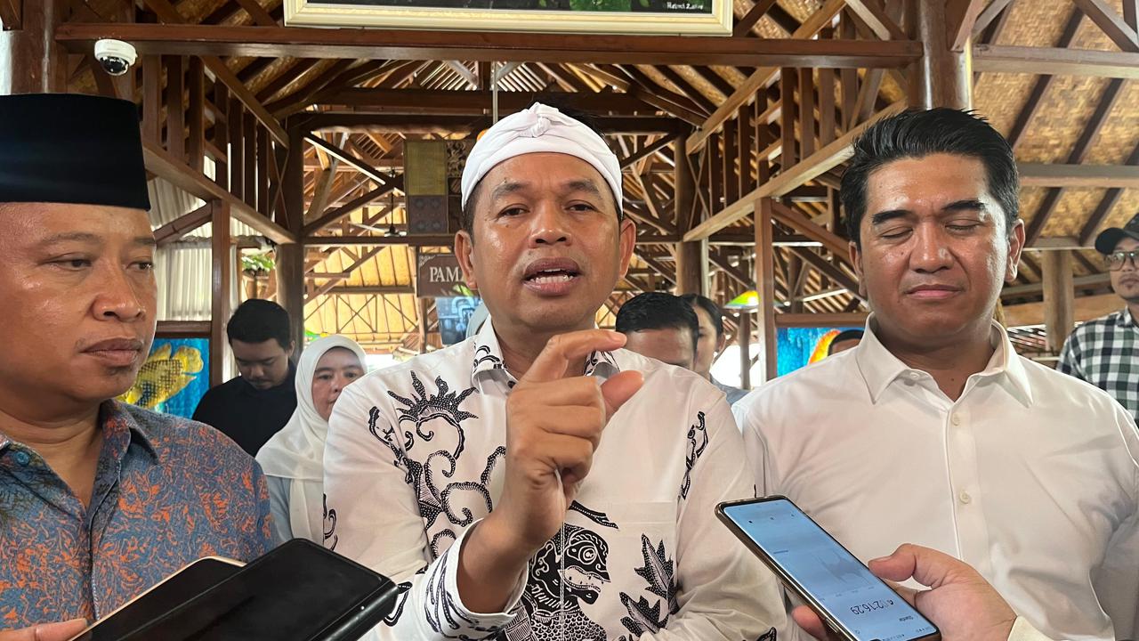 Gubernur Jawa Barat terpilih, Dedi Mulyadi menemui Wali Kota Depok terpilih, Supian Suri di salah satu rumah makan kawasan Universitas Indonesia. (Liputan6.com/Dicky Agung Prihanto)
