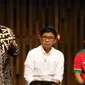 Caketum PSSI 2016-2010, Djohar Arifin Husin (kiri) menjawab pertanyaan pada debat terbuka di  Hall SCTV Tower, Jakarta, Selasa (4/10). (Liputan6.com/Helmi Fithriansyah)