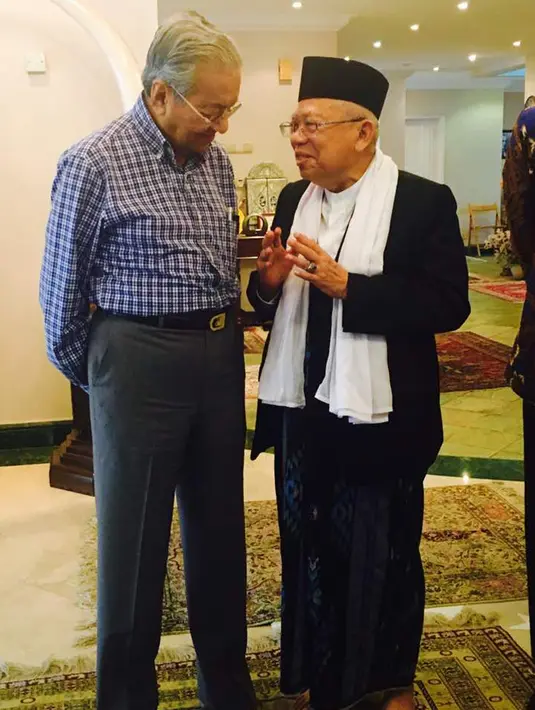 Bakal calon Wakil Presiden Kiai Ma'ruf Amin, bertemu dengan PM Malaysia, Mahathir Mohamad di Kuala Lumpur, Sabtu (8/9). Kunjungan dalam rangka silaturahmi disela-sela kegiatan Ma'ruf menghadiri acara di Kuala Lumpur. (Liputan6.com/Pool/Tim KH Ma'ruf Amin)