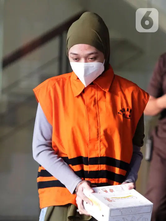 Bendahara Umum DPC Partai Demokrat, Nur Afifah Balqis usai menjalani pemeriksaan di Gedung KPK, Jakarta, Kamis (27/1/2022). Nur Afifah Balqis diperiksa terkait kasus dugaan suap pengadaan barang dan jasa serta perizinan di Pemkab Penajam Paser Utara (PPU). (Liputan6.com/Helmi Fithriansyah)