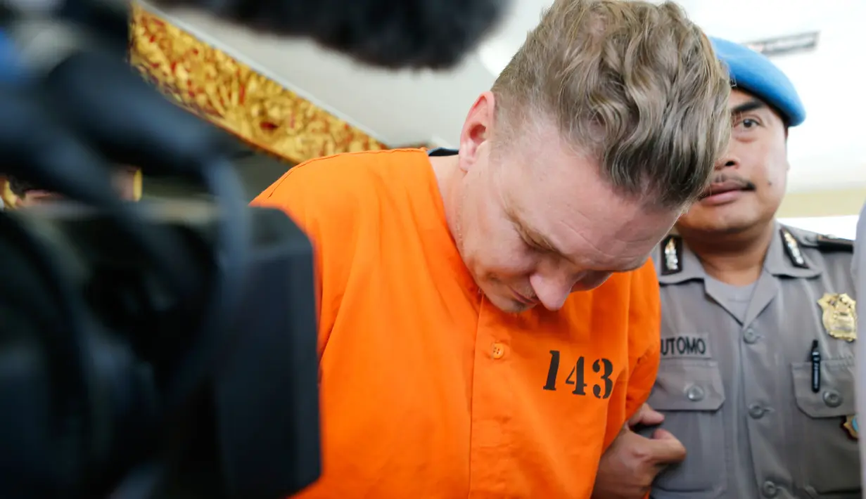 Tersangka kasus narkoba asal Australia, David van Iersel, digiring menuju lokasi konferensi pers di Mapolresta Denpasar, Bali, Selasa (23/7/2019). David van Iersel merupakah manager Lost City Club. (AP Photo/Firdia Lisnawati)