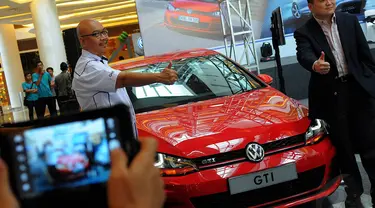 Pemegang merek Volkswagen (VW) di Indonesia resmi meluncurkan VW Golf GTI di kawasan BSD, Selasa (3/6/14). (Liputan6.com/Faisal R Syam)