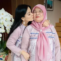 Titi Kamal membagikan beberapa potret gemas dirinya bersama sang ibu kenakan baju Lebaran kembar. Foto: Instagram.