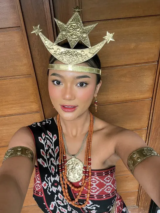 <p>Setelah semuanya siap, Marion Jola pun langsung mengabadikannya lewat foto. Dalam foto tersebut terlihat ia tampil riasan glowing terlihat dari blush on pink yang dikenakan dan lipstik merah ombrenya, cocok dengan kulit eksotisnya. @lalamarionmj</p>