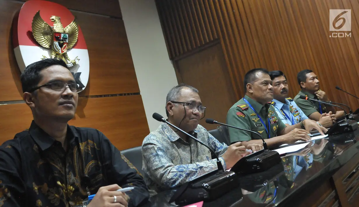 Suasana konferensi pers kasus dugaan korupsi pembelian Helikopter Agusta Westland (AW) 101 di Gedung KPK, Jakarta, Jumat (26/5). Kasus pengadaan helikopter AW 101 merugikan negara sebesar Rp220 miliar. (Liputan6.com/Helmi Afandi)