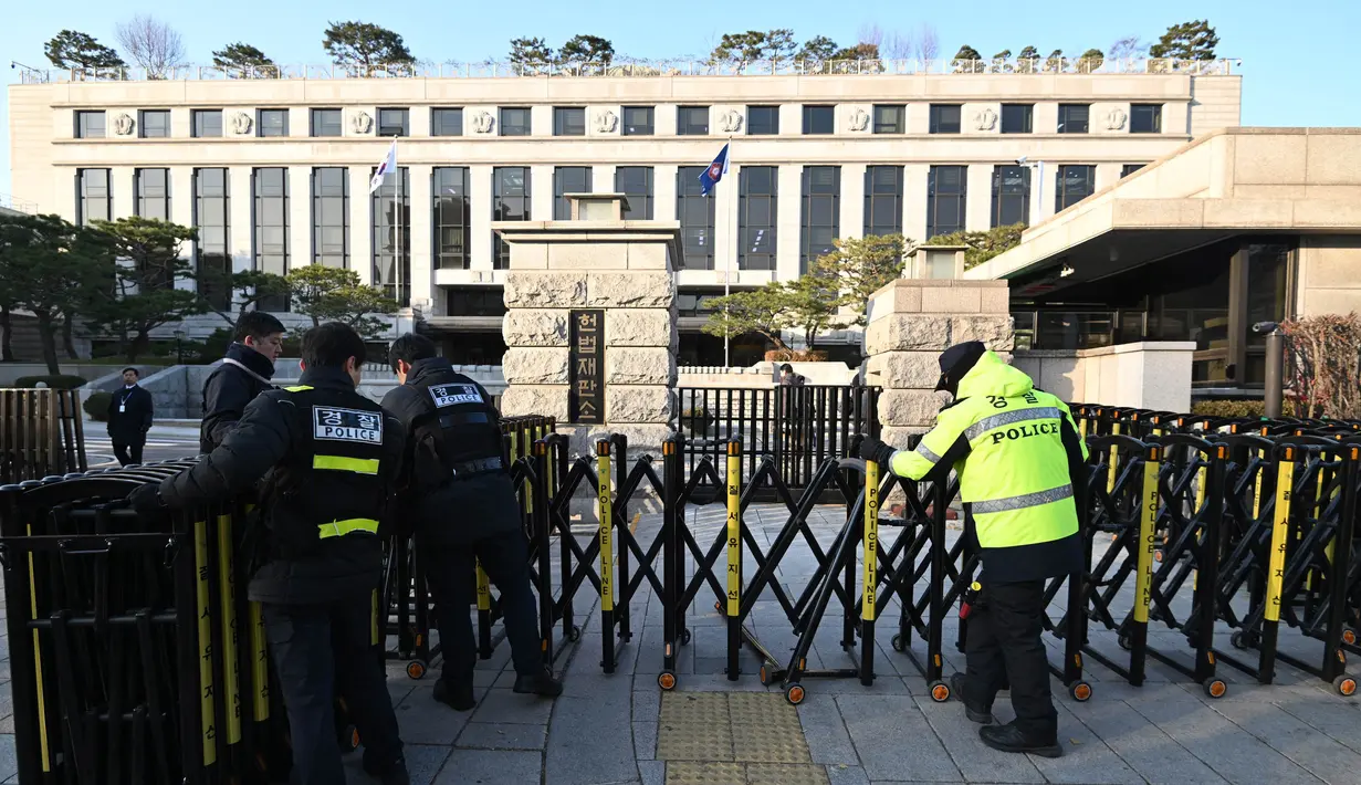 Untuk diketahui, Presiden Yoon Suk Yeol telah diberhentikan sementara dari jabatannya karena upayanya untuk memberlakukan darurat militer. (JUNG YEON-JE/AFP)