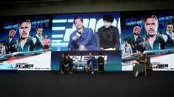 Brad Pitt berbicara saat Aaron Taylor-Johnson mendengarkan pada konferensi pers untuk mempromosikan film terbaru mereka Bullet Train di Seoul, Korea Selatan, 19 Agustus 2022. Film ini akan dirilis di Korea Selatan pada 24 Agustus. (AP Photo/Lee Jin-man)