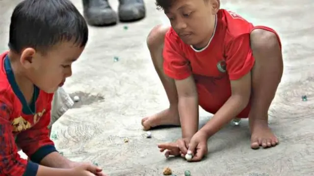 5 Editan Foto Nyeleneh Netizen Saat Main Gadget Ini Bikin Tepuk Jidat