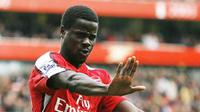 Arsenal&#039;s Ivorian defender Emmanuel Eboue celebrates scoring the third goal during their Premier League match against Blackburn at the Emirates Stadium, London, on March 14, 2009. AFP PHOTO / Glyn Kirk