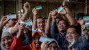 Presiden Joko Widodo (tengah) berfoto bersama para pekerja usai penyerahan Kartu Indonesia Sehat (KIS) untuk pekerja di PT Dok dan Perkapalan Kodja Bahari, Cilincing, Jakarta, Selasa (28/4/2015). (Liputan6.com/Faizal Fanani)