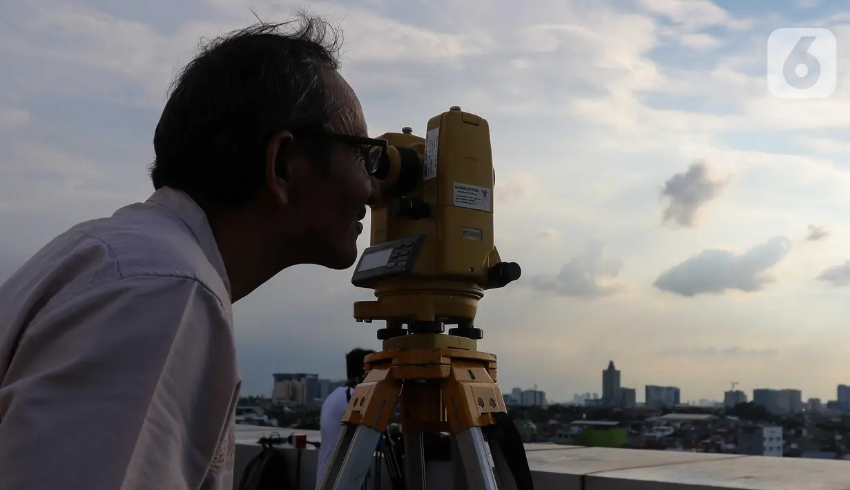 Menggunakan berbagai jenis teropong seperti Teleskop dan Theodolite, tim Hisab Rukyat Kanwil Kemenag DKI Jakarta berusaha memantau penampakan hilal. (Liputan6.com/Herman Zakharia)
