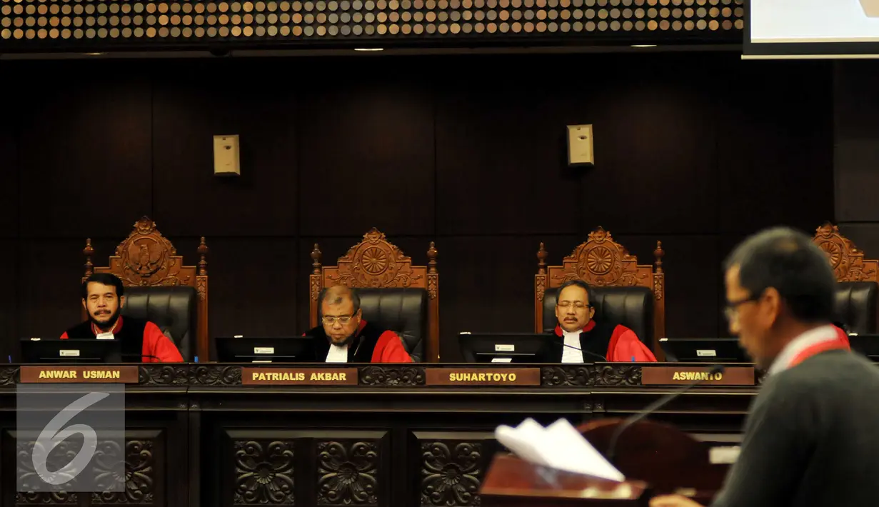 Hakim Konstitusi, Patrialis Akbar (tengah) mendengarkan kesaksian saksi ahli saat sidang uji materi UU KPK di Gedung MK, Jakarta (10/6/2015). Bambang ditetapkan tersangka atas kasus mengarahkan kesaksian palsu, Juni 2010 silam. (Liputan6.com/Johan Tallo)