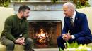 Presiden Amerika Serikat Joe Biden berbicara dengan Presiden Ukraina Volodymyr Zelenskyy saat mereka bertemu di Oval Office Gedung Putih, Washington, Amerika Serikat, 21 Desember 2022. Biden menuduh Rusia sengaja menggunakan musim dingin sebagai senjata. (AP Photo/Patrick Semansky)