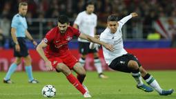 Gelandang Spartak Moskow, berusaha menghindari kejaran gelandang Liverpool, Roberto Firmino, pada laga Liga Champions di Stadion Otkrytie Arena, Moskow, Selasa (26/9/2017). Kedua klub bermain imbang 1-1. (AP/Alexander Zemlianichenko)