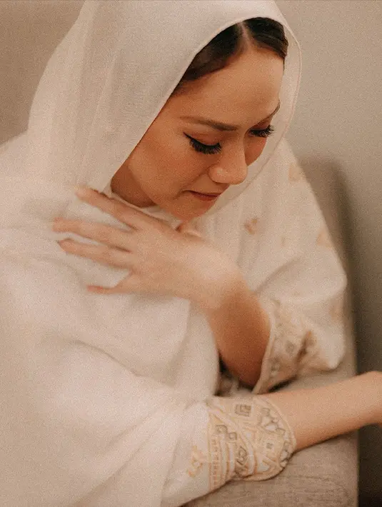 Perempuan 22 Maret 1983 memang terkenal sangat stylish jika menyinggung dengan gaya penampilannya. Gaya stylishnya pun tetap terlihat saat berkerudung. Busana yang dipakainya sangat pas dengan kerudung putih yang dipakai oleh BCL. (Liputan6.com/IG/bclsinclair)
