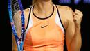 Ekspresi Maria Sharapova usai memenangkan putaran ketiga melawan Lauren Davis di turnamen Australia Open 2016 di Melbourne Park, Australia, (22/1). Sharapova menang 6-1, 6-7(5), dan 6-0. (REUTERS/Thomas Peter)