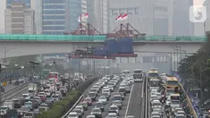 Kendaraan melintas berlatar pembangunan bentangan beton lintasan LRT di Jalan Gatot Subroto Jakarta, Kamis (7/11/2019). Menurut data website LRT Jabodebek, lintasan LRT Kuningan merupakan salah satu jembatan kereta lengkung dengan struktur beton terpanjang di dunia. (Liputan6.com/Immanuel Antonius)