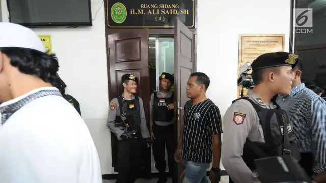Petugas Jaga Ketat Sidang Tuntutan Aman Abdurrahman
