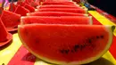 Semangka mengandung sekitar 82 persen air. Semangka adalah salah satu makanan sehat jika Anda menjalankan diet karena diyakini bisa menghancurkan lemak di perut. (AFP PHOTO/Sabah ARAR)