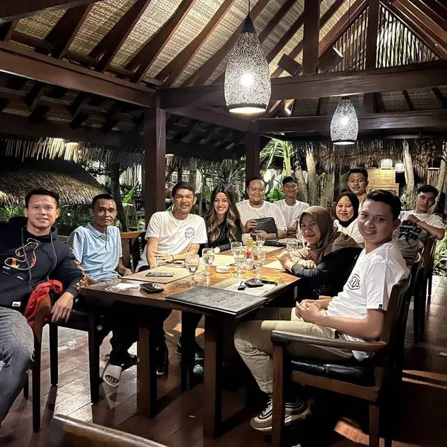 Dikabarkan Pacaran, Ini 6 Potret Kedekatan Susan Sameh dan Pebulutangkis Fajar Alfian