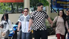 Desainer Ivan Gunawan bersama Nassar dan Soimah tiba di Polsek Kelapa Gading untuk menjenguk Saipul Jamil, Jakarta, Selasa (23/2). Kesibukan yang padat, membuat ketiganya baru memiliki waktu menjenguk duda Dewi Perssik. (Liputan6.com/Herman Zakharia)