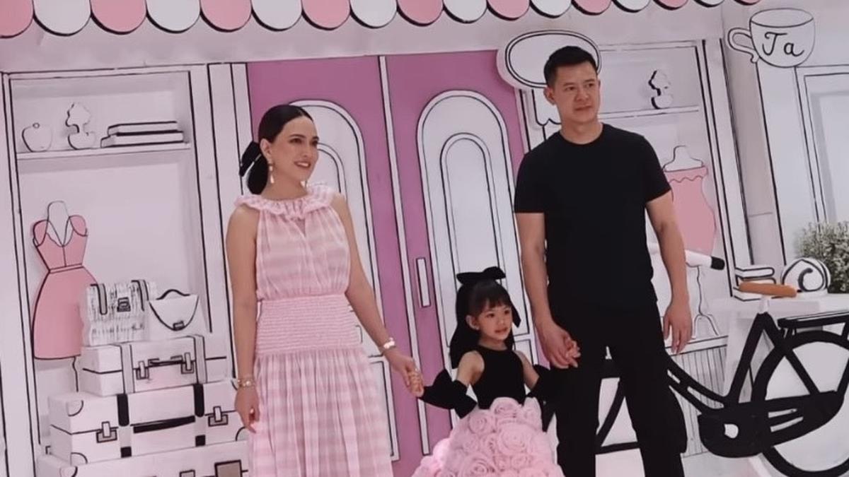 6 Potret Meriah Ulang Tahun Putri Shandy Aulia ke-5 Bertema Paris, Kompak Mengenakan Dress Pink