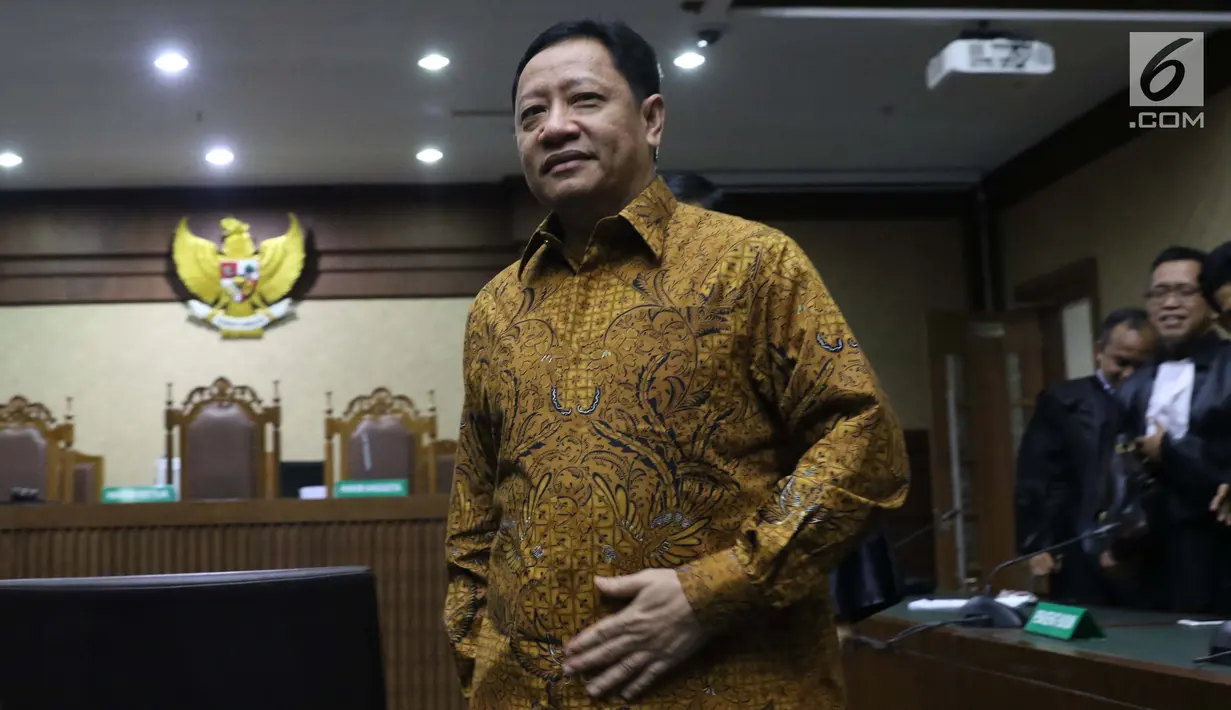 Terdakwa dugaan korupsi pengadaan lahan Bandara Bobong pada APBD Kepulauan Sula 2009 Ahmad Hidayat Mus (tengah) usai sidang tuntutan, Pengadilan Tipikor, Jakarta, Kamis (14/3). Ahmad Hidayat dituntut 12 tahun penjara. (Liputan6.com/Helmi Fithriansyah)