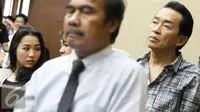 Sandy Salihin, kembaran Wayan Mirna Salihin, bersama ayahnya Darmawan Salihin menyaksikan jalannya sidang lanjutan kasus kopi beracun di PN Jakarta Pusat, Rabu (3/8). (Liputan6.com/Immanuel Antonius)