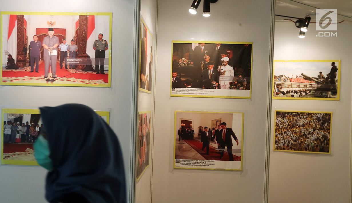 Sejumlah foto peristiwa reformasi 1998 yang dipamerkan pada acara 20 tahun (Belum Tuntasnya) Reformasi di Kampus UI Salemba, Jakarta, Sabtu (19/5). Selain pameran juga digelar talkshow dengan para aktivis 98. (Liputan6.com/Fery Pradolo)