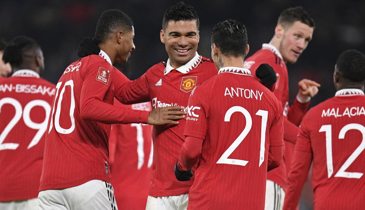 Trio Brasil menjadi penentu kemenangan 3-1 Manchester United atas Reading dalam babak keempat Piala FA 2022/2023 di Old Trafford Stadium, Minggu (29/1/2023) dini hari WIB. Ketiganya bahu membahu dan berkontribusi atas terciptanya ketiga gol Setan Merah. Casemiro mampu menyumbang dua gol, Fred satu gol dan satu assist, sementara Antony berjasa memmberi assist bagi gol pertama Casemiro. (AFP/Oli Scarff)