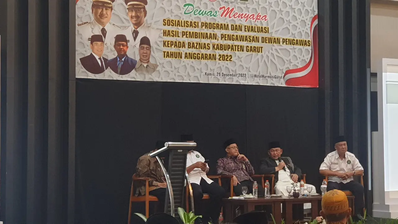 Ketua Baznas Garut Abdullah Effendi, Kepala Kemenag Garut Cece Hidayat, di sela-sela Sosialisasi Program dan Evalusi Dewan Pengawas Kepada Baznas Garut, Kamis (29/12/2022). (Liputan6.com/Jayadi Supriadin)