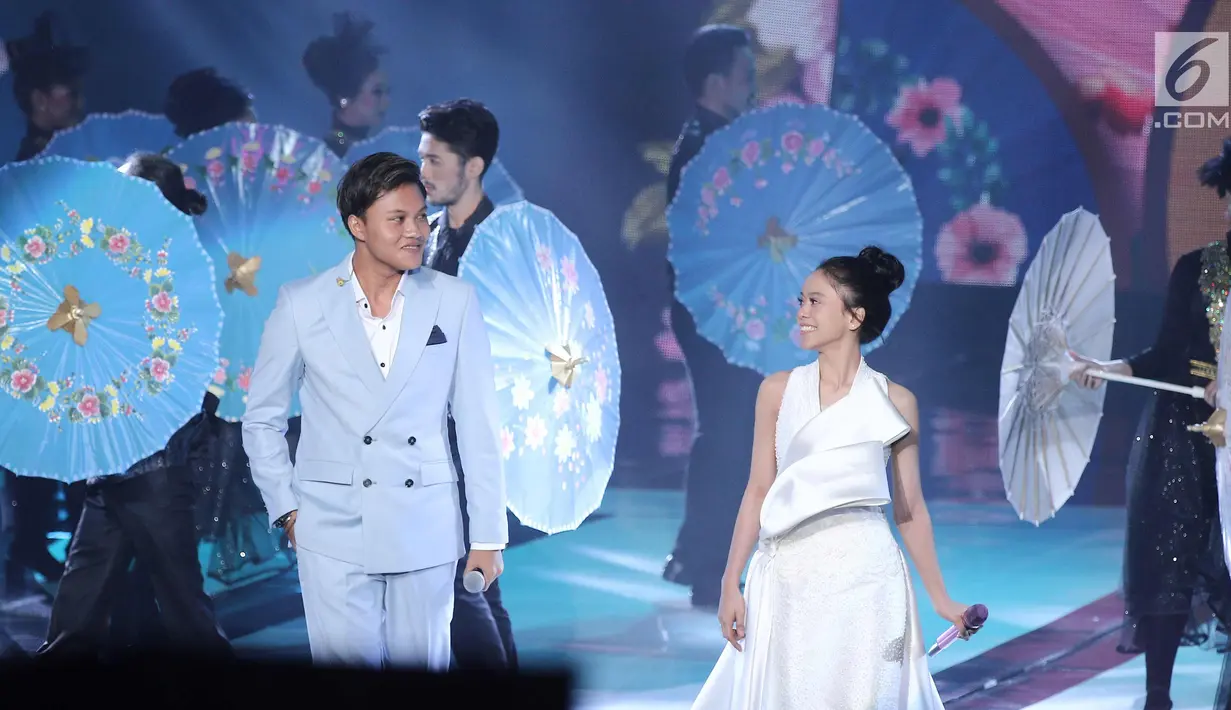 Aksi panggung penyanyi Rizky Ferbian dan pedangdut Lesti Andryani pada perayaan HUT Indosiar ke-23 di Jakarta Convention Center (JCC), Kamis (11/1). HUT Indosiar Bertema “Konser Raya 23 Tahun Indosiar Luar Biasa”. (Liputan6.com/Herman Zakharia)
