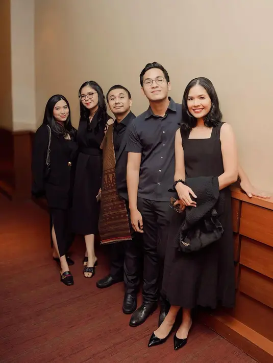 Tak hanya bersama istri dan anak, namun ada pula adik-adik Raditya Dika di premiere film Catatan Harian Menantu Sinting. Unggahan pria yang akrab disapa Bang Dika ini pun tak lepas dari sorotan.(Liputan6.com/IG/@raditya_dika)