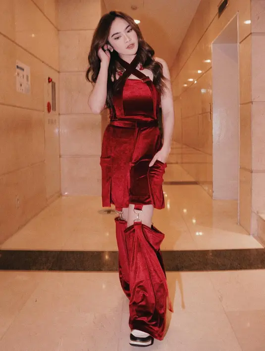 <p>Bagaimana dengan outfit super nyentrik Mahalini yang satu ini? Dengan potongan outfit yang tak biasa ini, Mahalini tampak memesona mengenakan warna merah yang bold. Foto: Instagram.</p>