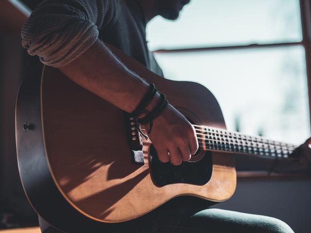 7 Jenis Gitar Akustik Yang Populer Pilih Sesuai Kebutuhan Hot Liputan6 Com