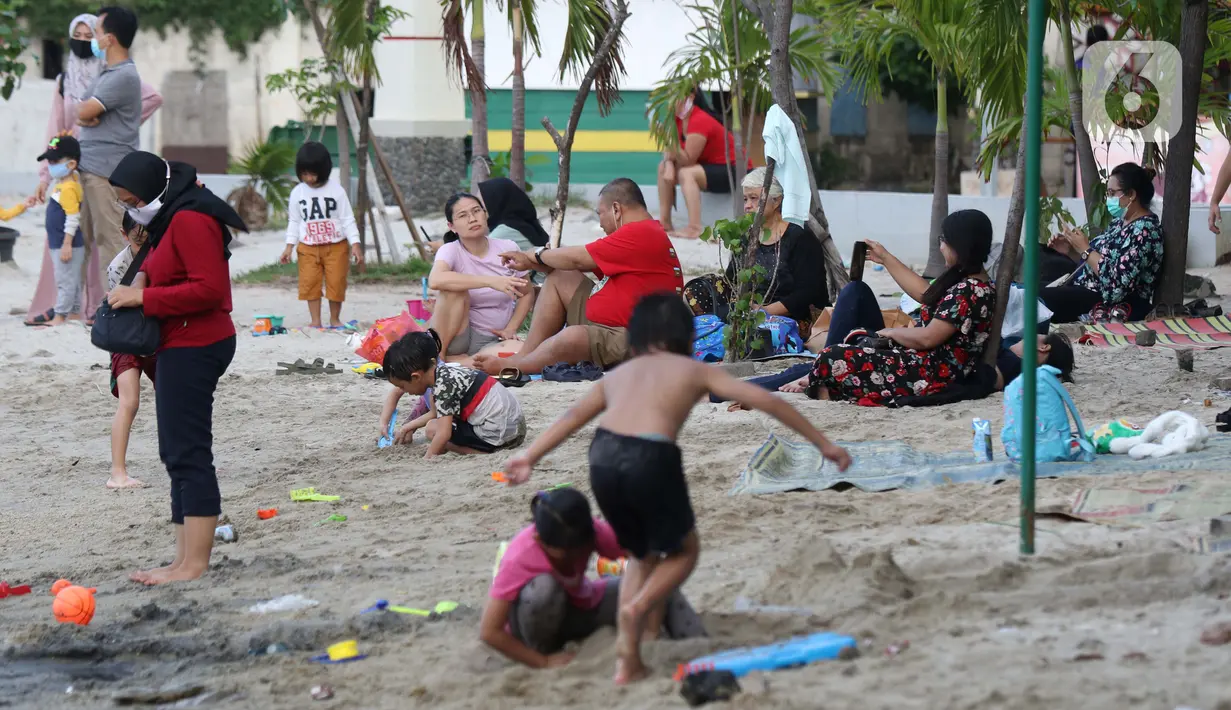Pengunjung bersama anak-anak menikmati suasana Pantai Indah Taman Impian Jaya Ancol, Jakarta, Kamis (29/10/2020). Libur panjang di masa pemberlakuan PSBB transisi Jakarta dimanfaatkan warga untuk mengunjungi lokasi-lokasi wiisata. (Liputan6.com/Helmi Fithriansyah)