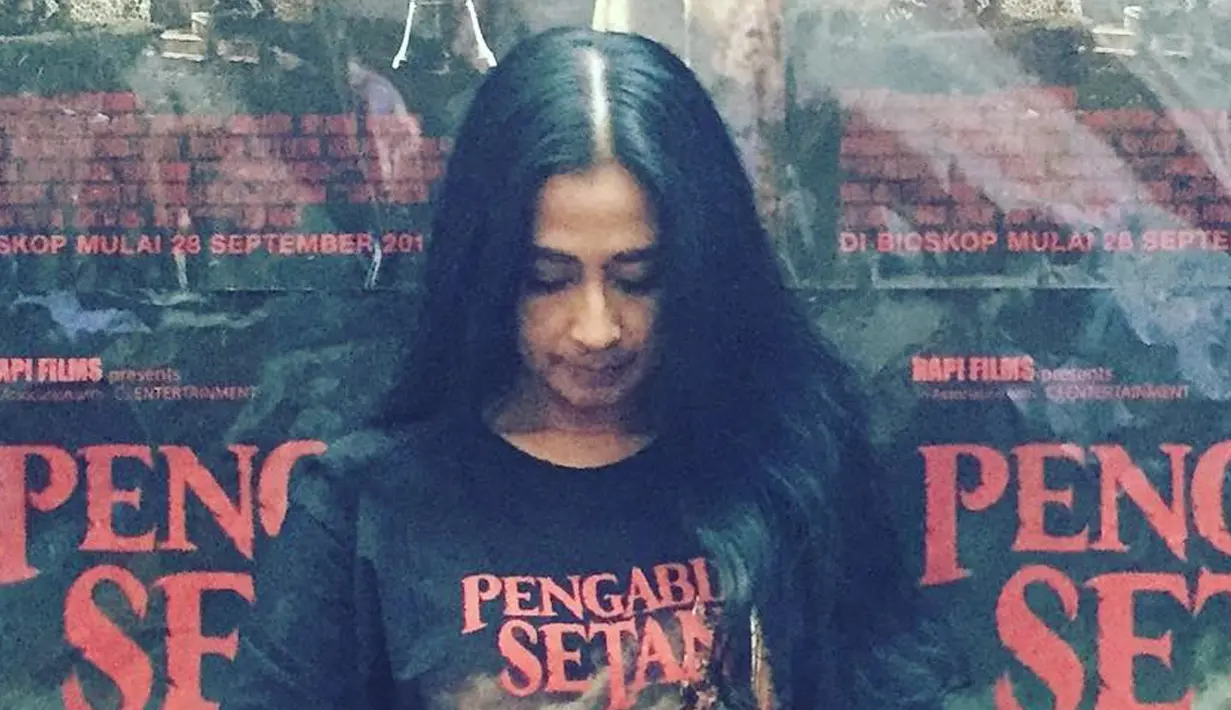 Aktris Ayu Laksmi difoto didepan poster film Pengabdi Setan. Di film Under The Tree karya Garin Nugroho, Ayu mendapatkan nominasi Aktris Terbaik dalam ajang Indonesian Film Festival of 2008 (instagram/ayulaksmibali)