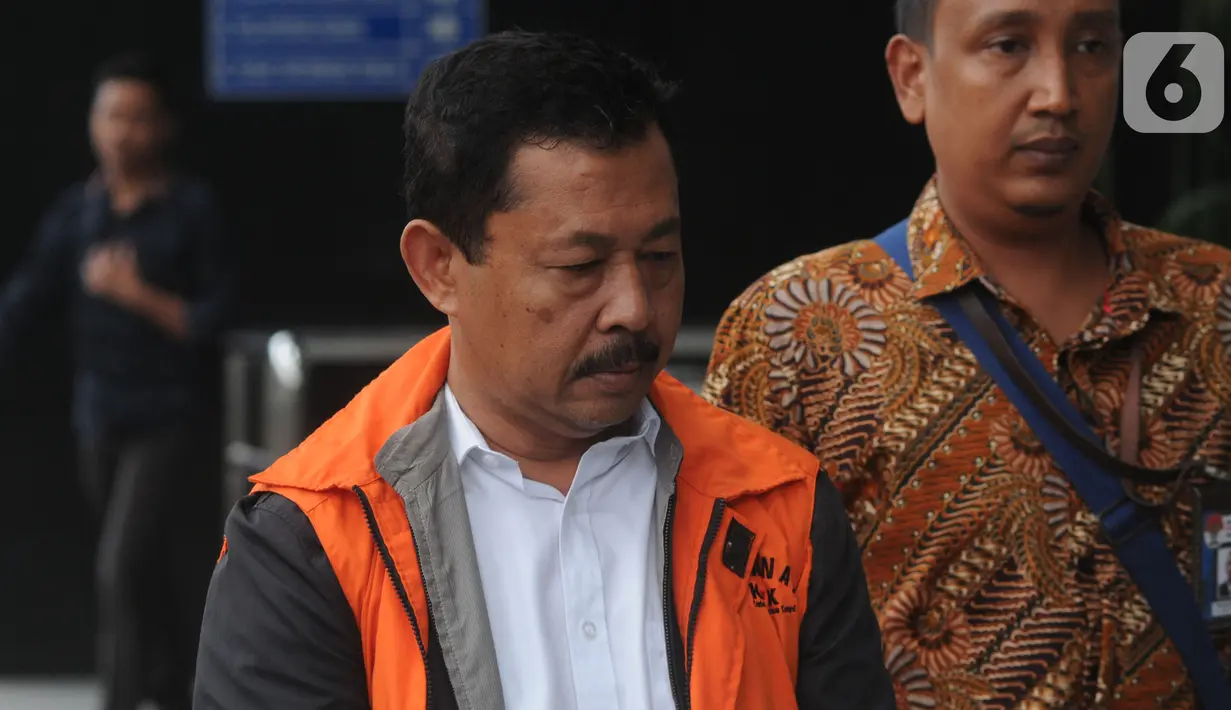 Tersangka mantan Kadis Kelautan dan Perikanan Kepri, Edy Sofyan tiba untuk pemeriksaan di Gedung KPK, Jumat (18/10/2019). Edy diperiksa untuk melengkapi berkas kasus suap izin prinsip dan lokasi pemanfaatan laut Proyek Reklamasi di wilayah pesisir dan pulau-pulau kecil Kepri. (merdeka.com/Dwi Narwok