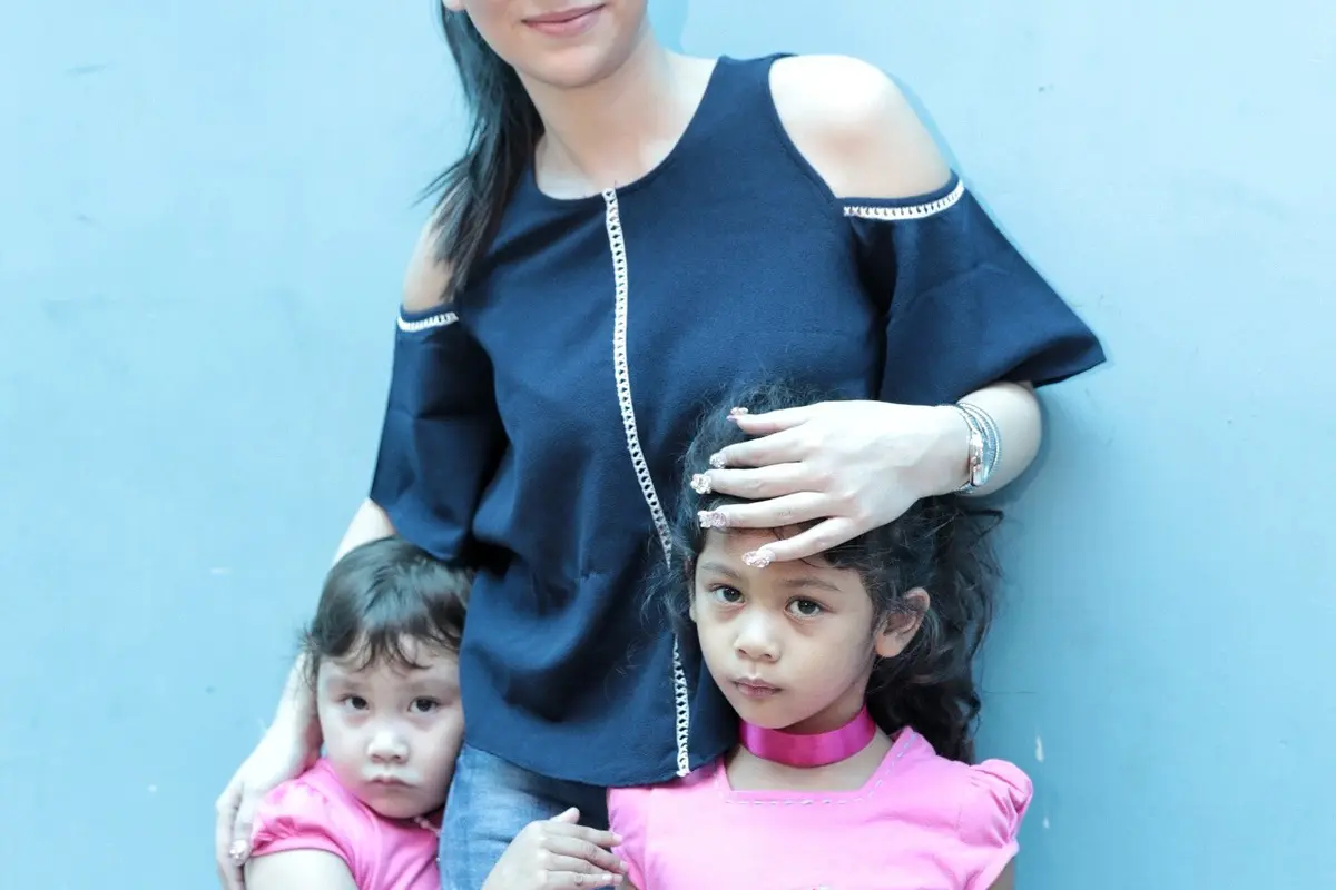 [Bintang] Celine Evangelista dan anak
