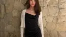 Kayra dibalut black little dress, tampil cantik natural. Ia tak mengenakan riasan wajah berlebihan, melapisi gaun mininya dengan sweater putih. Foto: Instagram.