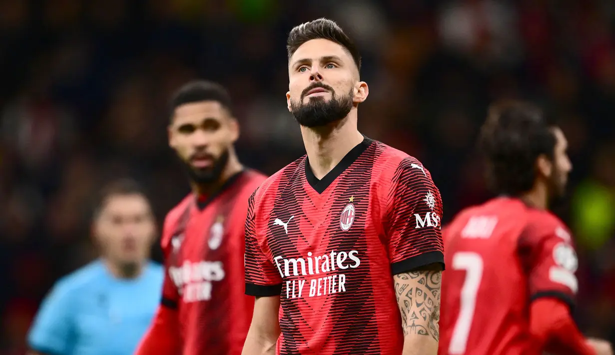 Raut kecewa pemain AC Milan, Olivier Giroud setelah timnya kalah 1-3 dari Borussia Dortmund pada laga lanjutan Grup F Liga Champions 2023/2024 yang berlangsung di San Siro, Milan, Italia, Rabu (29/11/2023) dini hari WIB. (AFP/Marco Bertorello)